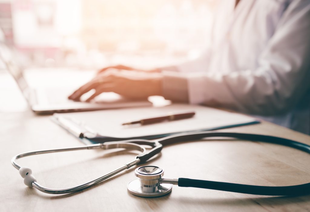 Un profesional de la salud de Snap Diagnostics revisa los resultados de una prueba del sueño en casa en un entorno clínico.