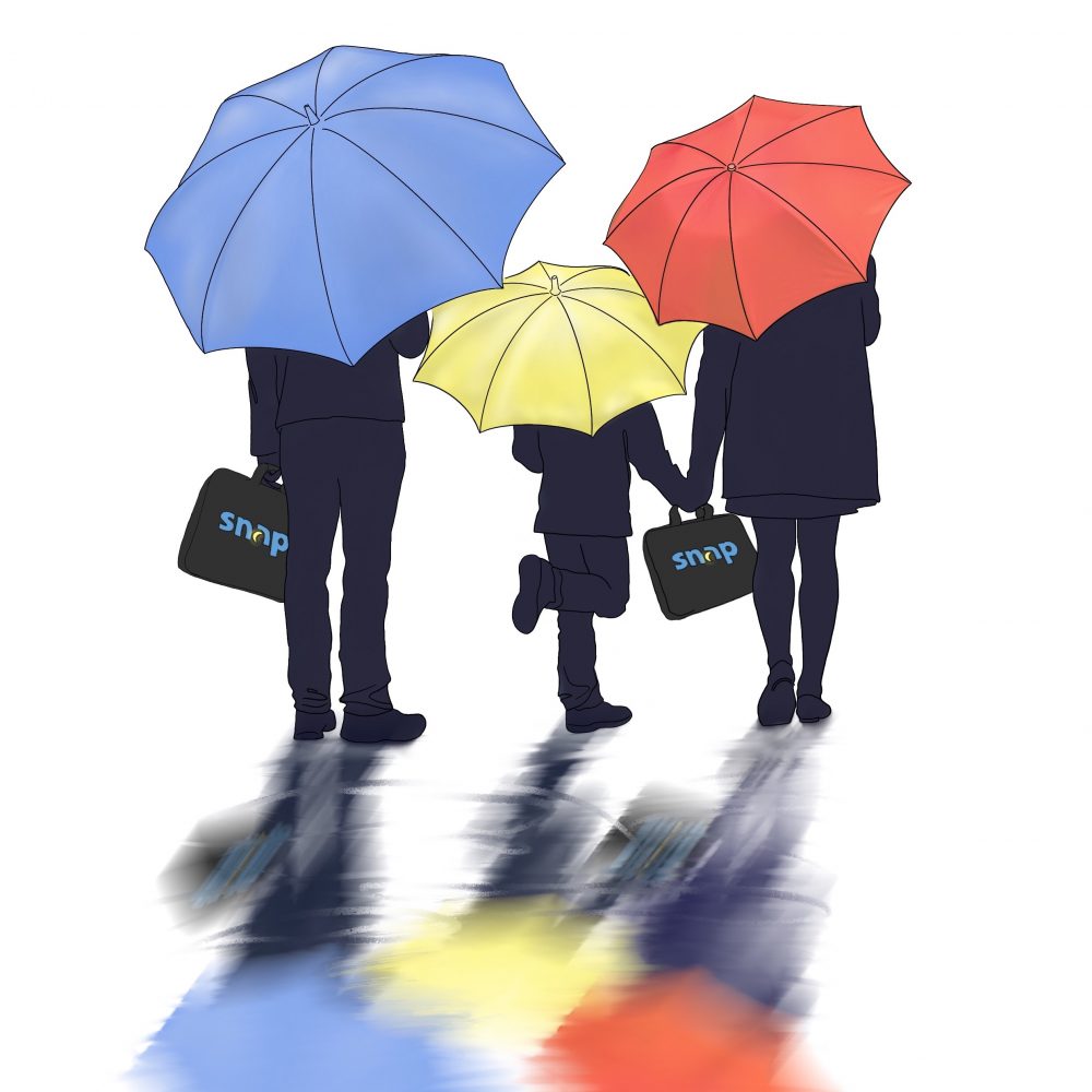 Un dibujo de tres personas sosteniendo kits de prueba de apnea del sueño en casa de Snap Diagnostics cubiertos por paraguas coloridos que simbolizan la cobertura del seguro