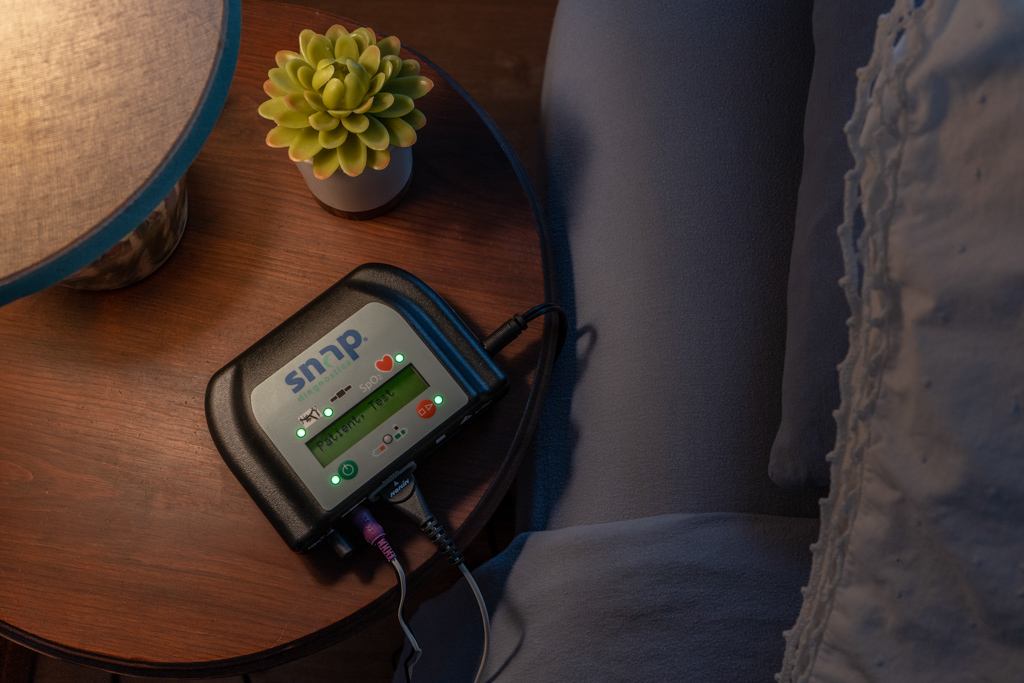 Prueba de sueño en casa de Snap Diagnostics — paciente descansando cómodamente en casa